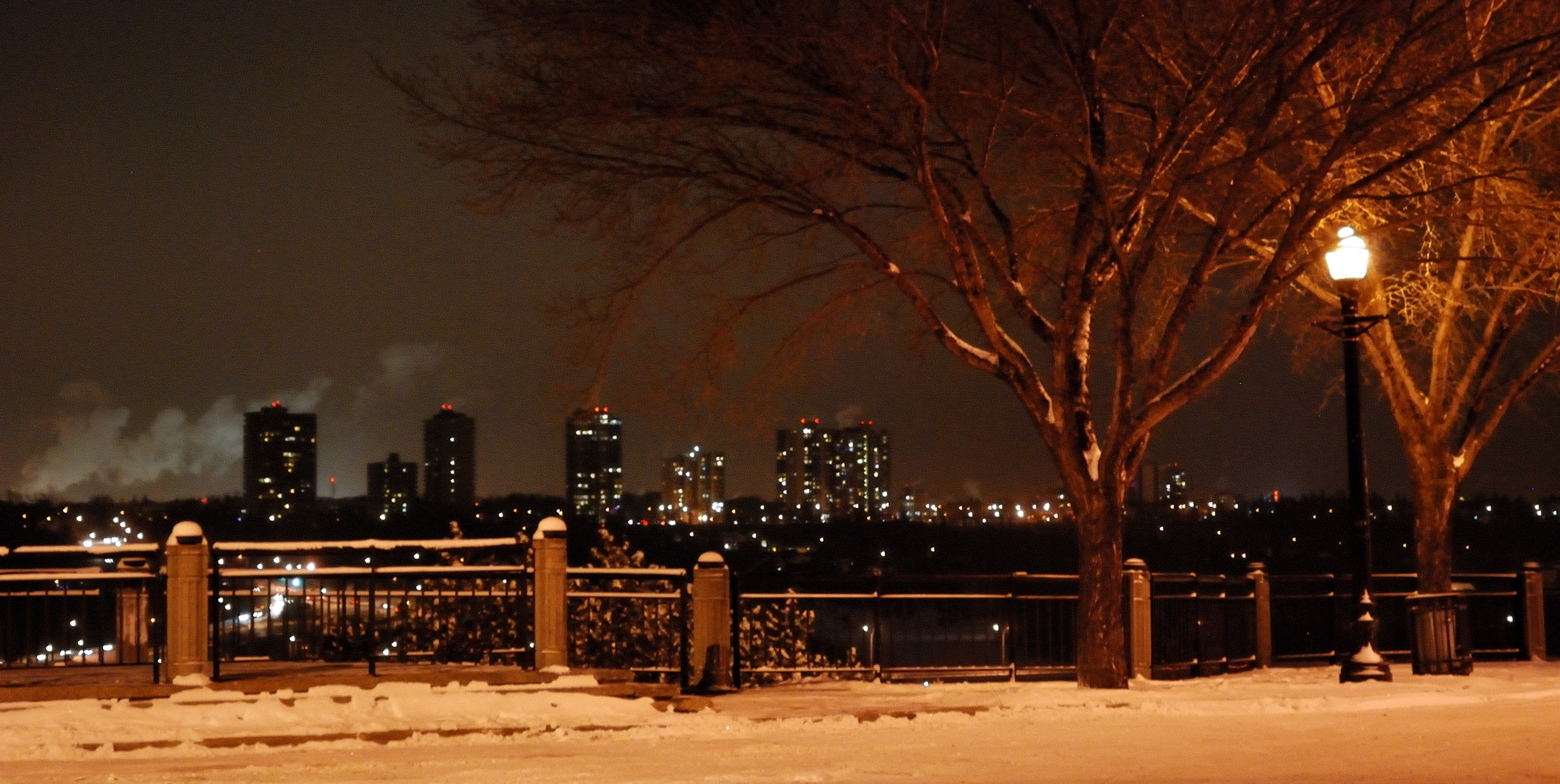 Фон ночного города зимой